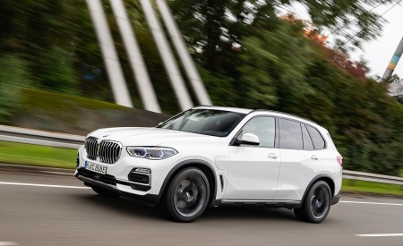 2019 BMW X5 xDrive45e iPerformance Front Three-Quarter Wallpapers 450x275 (10)