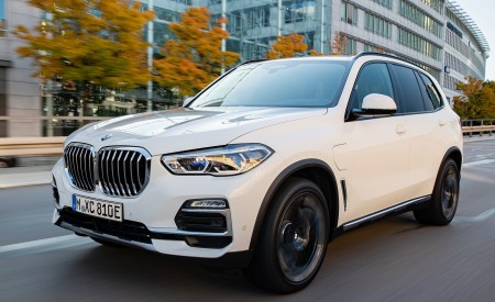 2019 BMW X5 xDrive45e iPerformance Front Three-Quarter Wallpapers 450x275 (11)