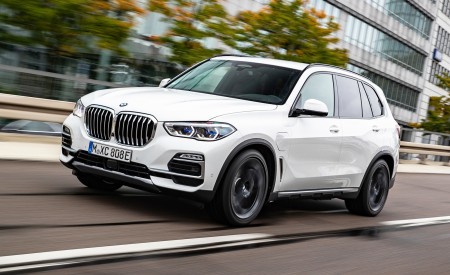 2019 BMW X5 xDrive45e iPerformance Front Three-Quarter Wallpapers 450x275 (24)