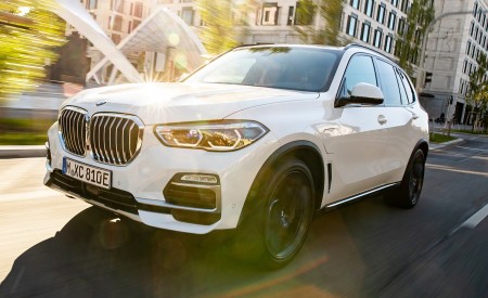 2019 BMW X5 xDrive45e iPerformance Front Three-Quarter Wallpapers 450x275 (12)