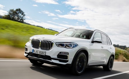 2019 BMW X5 xDrive45e iPerformance Front Three-Quarter Wallpapers 450x275 (4)