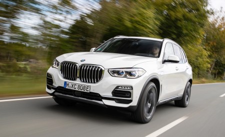 2019 BMW X5 xDrive45e iPerformance Front Three-Quarter Wallpapers 450x275 (13)