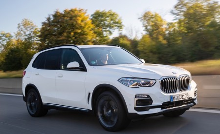 2019 BMW X5 xDrive45e iPerformance Front Three-Quarter Wallpapers 450x275 (15)