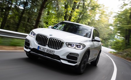 2019 BMW X5 xDrive45e iPerformance Front Three-Quarter Wallpapers 450x275 (7)