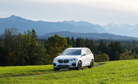 2019 BMW X5 xDrive45e iPerformance Front Three-Quarter Wallpapers 450x275 (38)