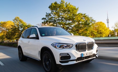 2019 BMW X5 xDrive45e iPerformance Front Three-Quarter Wallpapers 450x275 (16)