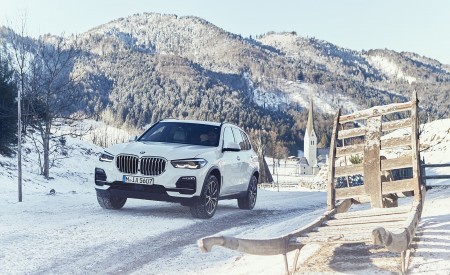 2019 BMW X5 xDrive45e iPerformance Front Three-Quarter Wallpapers 450x275 (97)