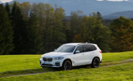 2019 BMW X5 xDrive45e iPerformance Front Three-Quarter Wallpapers 450x275 (26)