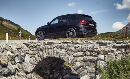 2019 BMW X5 xDrive45e iPerformance Rear Three-Quarter Wallpapers 450x275 (94)
