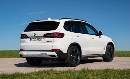2019 BMW X5 xDrive45e iPerformance Rear Three-Quarter Wallpapers 450x275 (50)