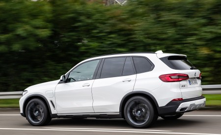 2019 BMW X5 xDrive45e iPerformance Rear Three-Quarter Wallpapers 450x275 (27)