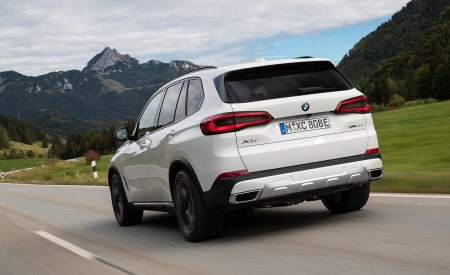 2019 BMW X5 xDrive45e iPerformance Rear Three-Quarter Wallpapers 450x275 (8)