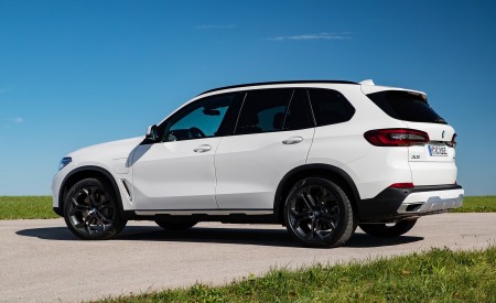 2019 BMW X5 xDrive45e iPerformance Rear Three-Quarter Wallpapers 450x275 (51)