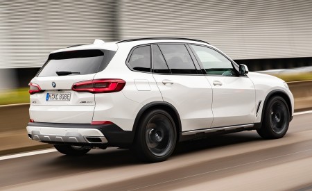 2019 BMW X5 xDrive45e iPerformance Rear Three-Quarter Wallpapers 450x275 (28)