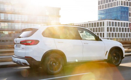 2019 BMW X5 xDrive45e iPerformance Rear Three-Quarter Wallpapers 450x275 (20)