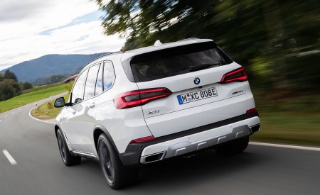 2019 BMW X5 xDrive45e iPerformance Rear Three-Quarter Wallpapers 450x275 (9)