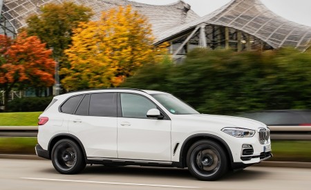 2019 BMW X5 xDrive45e iPerformance Side Wallpapers 450x275 (31)