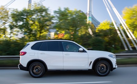 2019 BMW X5 xDrive45e iPerformance Side Wallpapers 450x275 (21)