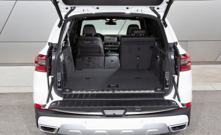 2019 BMW X5 xDrive45e iPerformance Trunk Wallpapers 450x275 (82)