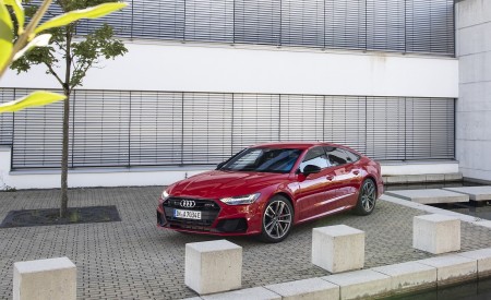 2020 Audi A7 Sportback 55 TFSI e quattro Plug-In Hybrid (Color: Tango Red) Front Three-Quarter Wallpapers 450x275 (24)