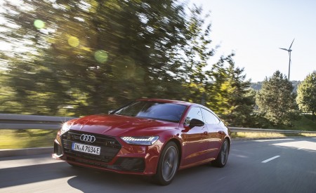 2020 Audi A7 Sportback 55 TFSI e quattro Plug-In Hybrid (Color: Tango Red) Front Three-Quarter Wallpapers 450x275 (10)