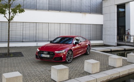 2020 Audi A7 Sportback 55 TFSI e quattro Plug-In Hybrid (Color: Tango Red) Front Three-Quarter Wallpapers 450x275 (25)