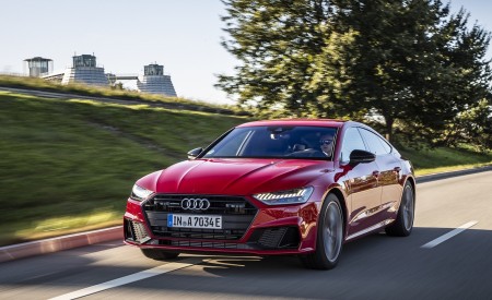 2020 Audi A7 Sportback 55 TFSI e quattro Plug-In Hybrid (Color: Tango Red) Front Three-Quarter Wallpapers 450x275 (11)