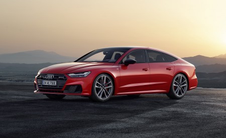 2020 Audi A7 Sportback 55 TFSI e quattro (Plug-In Hybrid; Color: Tango Red) Front Three-Quarter Wallpapers 450x275 (68)