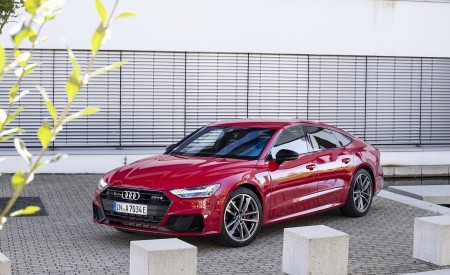 2020 Audi A7 Sportback 55 TFSI e quattro Plug-In Hybrid (Color: Tango Red) Front Three-Quarter Wallpapers 450x275 (27)