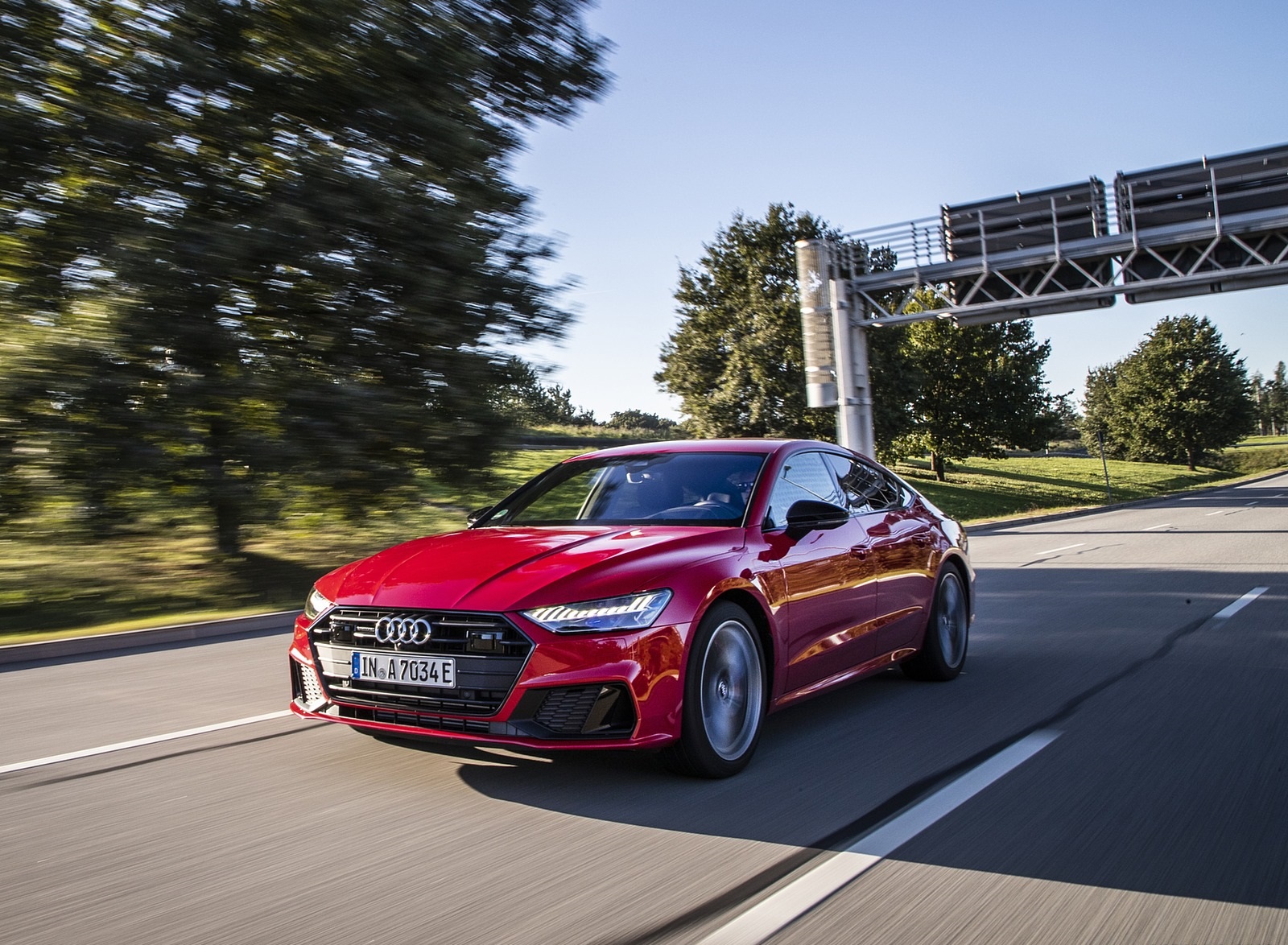 2020 Audi A7 Sportback 55 TFSI e quattro Plug-In Hybrid (Color: Tango Red) Front Three-Quarter Wallpapers (13)