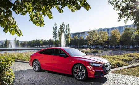 2020 Audi A7 Sportback 55 TFSI e quattro Plug-In Hybrid (Color: Tango Red) Front Three-Quarter Wallpapers 450x275 (28)