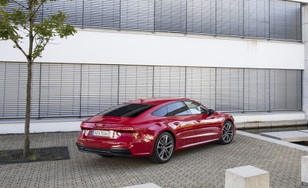 2020 Audi A7 Sportback 55 TFSI e quattro Plug-In Hybrid (Color: Tango Red) Rear Three-Quarter Wallpapers 450x275 (30)