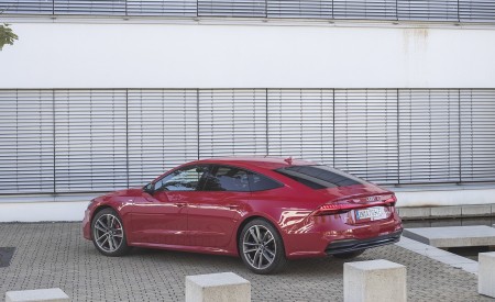 2020 Audi A7 Sportback 55 TFSI e quattro Plug-In Hybrid (Color: Tango Red) Rear Three-Quarter Wallpapers 450x275 (32)
