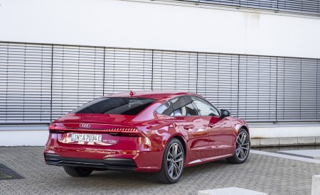 2020 Audi A7 Sportback 55 TFSI e quattro Plug-In Hybrid (Color: Tango Red) Rear Three-Quarter Wallpapers 450x275 (33)