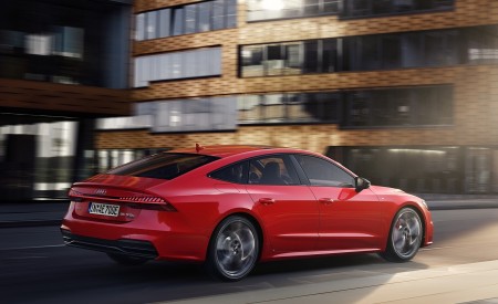 2020 Audi A7 Sportback 55 TFSI e quattro (Plug-In Hybrid; Color: Tango Red) Rear Three-Quarter Wallpapers 450x275 (63)