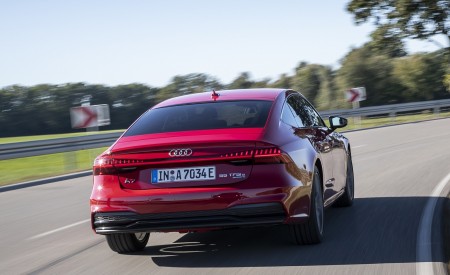2020 Audi A7 Sportback 55 TFSI e quattro Plug-In Hybrid (Color: Tango Red) Rear Wallpapers 450x275 (21)