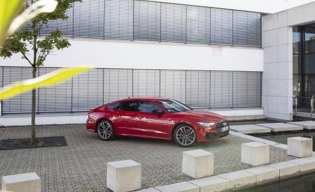 2020 Audi A7 Sportback 55 TFSI e quattro Plug-In Hybrid (Color: Tango Red) Side Wallpapers 450x275 (37)