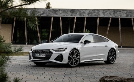 2020 Audi RS 7 Sportback (Color: Glacier White) Front Three-Quarter Wallpapers 450x275 (29)