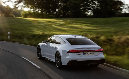 2020 Audi RS 7 Sportback (Color: Glacier White) Rear Three-Quarter Wallpapers 450x275 (27)