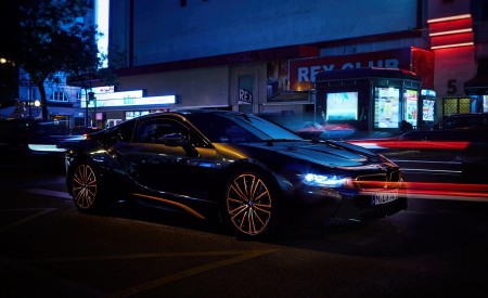 2020 BMW i8 Ultimate Sophisto Edition Front Three-Quarter Wallpapers 450x275 (9)