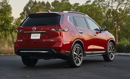 2020 Nissan Rogue Rear Three-Quarter Wallpapers 450x275 (8)