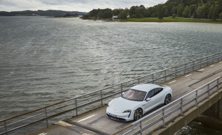 2020 Porsche Taycan Turbo S (Color: Carrara White Metallic) Front Three-Quarter Wallpapers 450x275 (38)