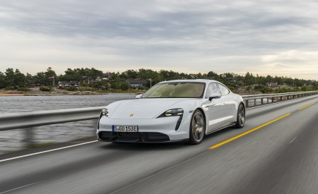 2020 Porsche Taycan Turbo S (Color: Carrara White Metallic) Front Three-Quarter Wallpapers 450x275 (29)
