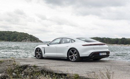 2020 Porsche Taycan Turbo S (Color: Carrara White Metallic) Rear Three-Quarter Wallpapers 450x275 (52)