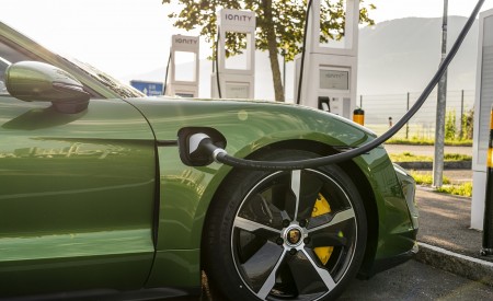 2020 Porsche Taycan Turbo S (Color: Mamba Green Metallic) Central Console Wallpapers 450x275 (24)