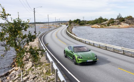 2020 Porsche Taycan Turbo S (Color: Mamba Green Metallic) Front Three-Quarter Wallpapers 450x275 (3)