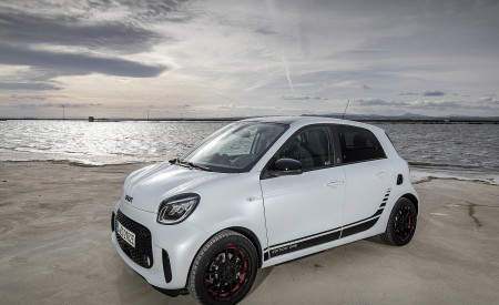 2020 Smart EQ ForFour Pulse Line (Color: Ice White) Front Three-Quarter Wallpapers 450x275 (32)