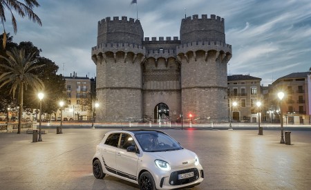 2020 Smart EQ ForFour Pulse Line (Color: Ice White) Front Three-Quarter Wallpapers 450x275 (23)