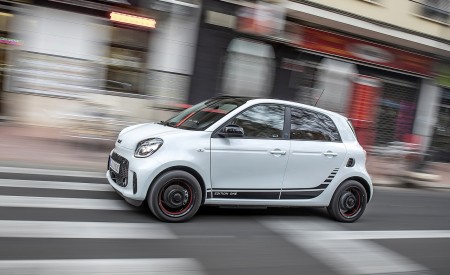 2020 Smart EQ ForFour Pulse Line (Color: Ice White) Front Three-Quarter Wallpapers 450x275 (3)