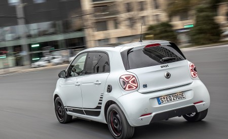 2020 Smart EQ ForFour Pulse Line (Color: Ice White) Rear Three-Quarter Wallpapers 450x275 (4)